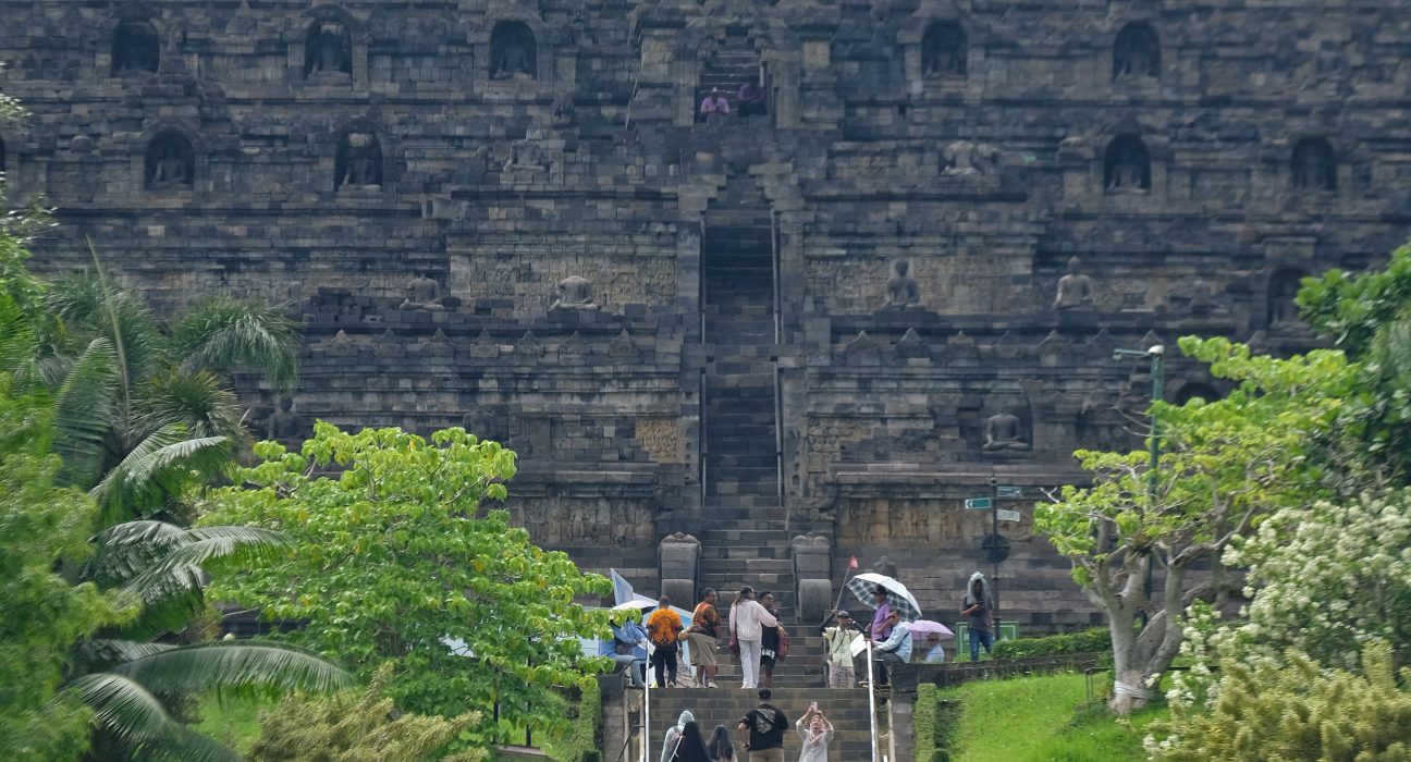 Wisatawan berjalan menaiki tangga di kawasan wisata Candi Borobudur, Magelang, Jawa Tengah, Selasa (3/12/2024). Pengunjung Candi Borobudur pada tahun 2025 ini ditarget sebanyak 1,7 juta orang.