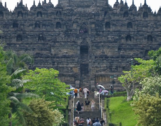 Wisatawan berjalan menaiki tangga di kawasan wisata Candi Borobudur, Magelang, Jawa Tengah, Selasa (3/12/2024). Pengunjung Candi Borobudur pada tahun 2025 ini ditarget sebanyak 1,7 juta orang.