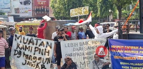 pengangkut sampah demo gara-gara tpa tanjungrejo ditutup