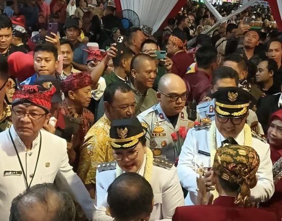 Wali Kota dan Wakil Wali Kota Semarang Agustina Wilujeng Pramestuti-Iswar Aminuddin saat tiba di Balai Kota Semarang, Kamis (20/2). (Anta | Mantranews.id)