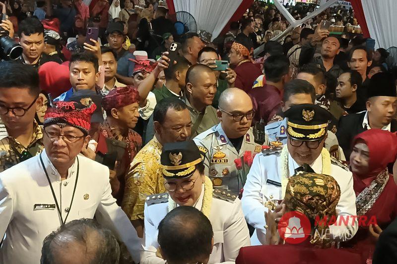 Wali Kota dan Wakil Wali Kota Semarang Agustina Wilujeng Pramestuti-Iswar Aminuddin saat tiba di Balai Kota Semarang, Kamis (20/2). (Anta | Mantranews.id)