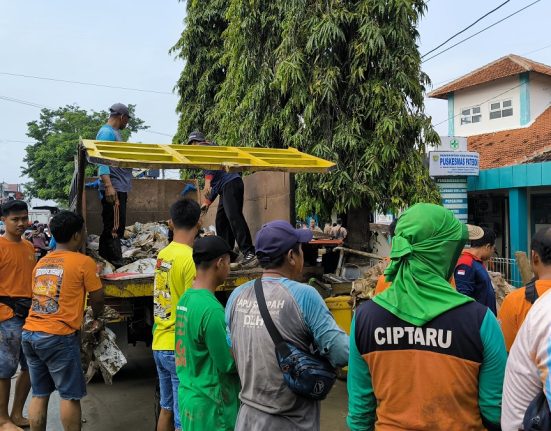 Sejumlah petugas kebersihan tengah gotong royong mengangkut sampah di Kabupaten Kendal, belum lama ini. (Arvian Maulana | Mantranews.id)