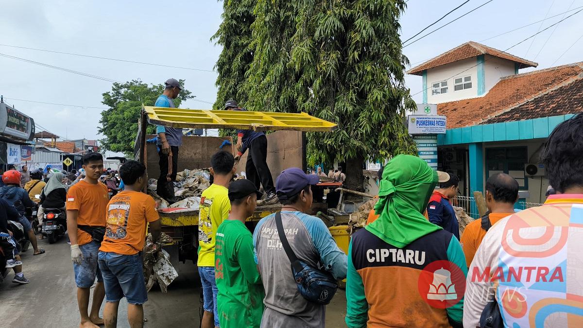Sejumlah petugas kebersihan tengah gotong royong mengangkut sampah di Kabupaten Kendal, belum lama ini. (Arvian Maulana | Mantranews.id)
