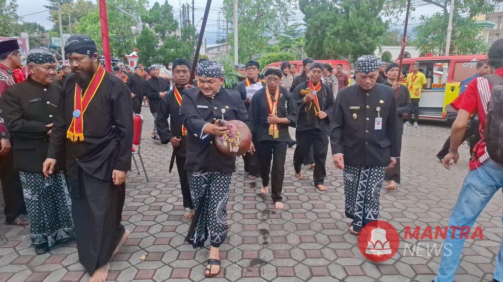 Bupati Semarang Ngesti Nugraha saat melakukan proses Siram Keraton atau menyiram halaman Pendopo Rumah Dinas Bupati Semarang dalam rangkaian prosesi Jamasan Pusaka Hari Jadi Ke-504 Kabupaten Semarang. (Hesty Imaniar | Mantranews.id)