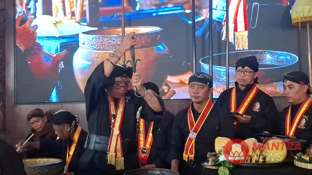 Juru jamas sedang melakukan jamasan pusaka milik Kiai Ageng Pandanaran I dan Kiai Ageng Pandanaran II dalam agenda Hari Jadi Ke-504 Kabupaten Semarang, Jumat , 14 Februari 2025. (Hesty Imaniar | Mantranews.id)