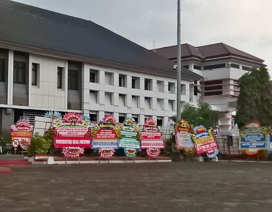 Karangan bunga menghiasi Kantor Setda Kabupaten Semarang menyambut dilantiknya Ngesti Nugraha-Nur Arifah, Kamis (20/2). (Hesty Imaniar | Mantranews.id)