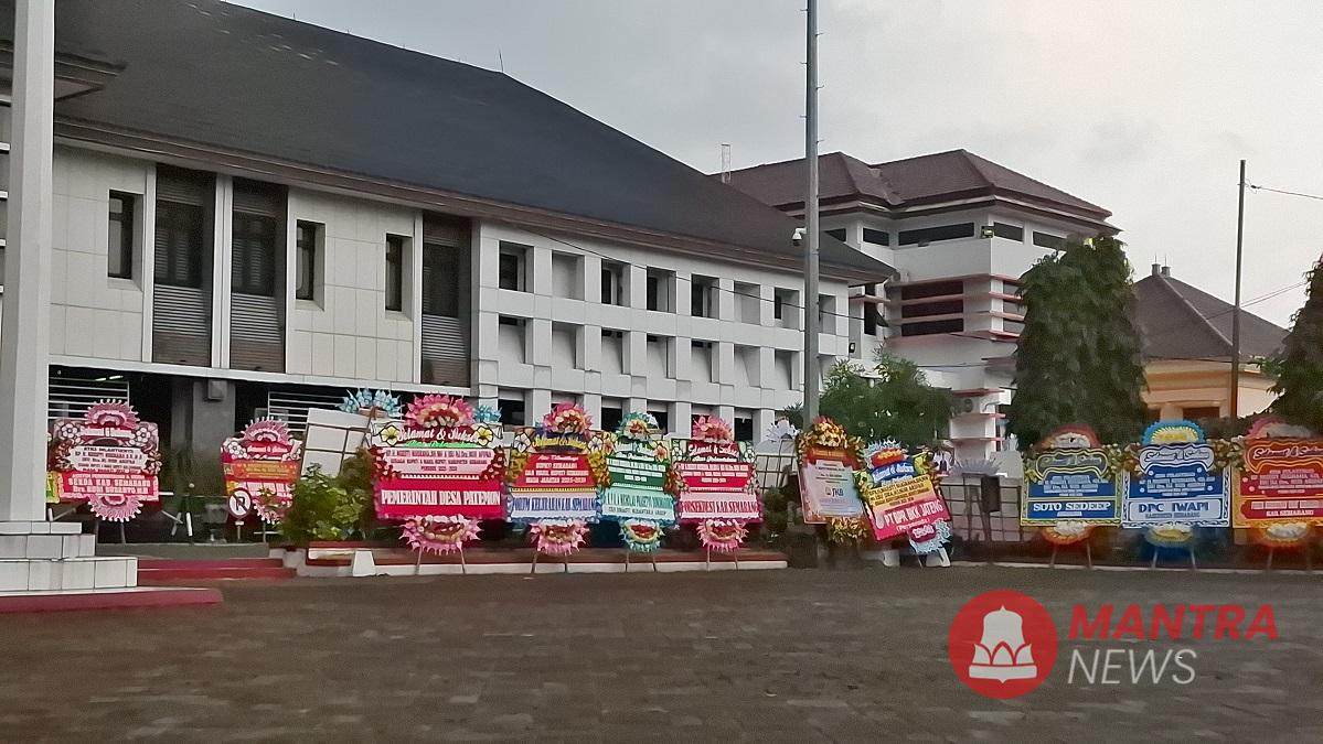 Karangan bunga menghiasi Kantor Setda Kabupaten Semarang menyambut dilantiknya Ngesti Nugraha-Nur Arifah, Kamis (20/2). (Hesty Imaniar | Mantranews.id)