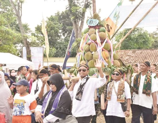 Nampak suasana meriah gelaran Festival Durian 2024 di Kabupaten Pekalongan. (Fahri Akbar | Mantranews.id)