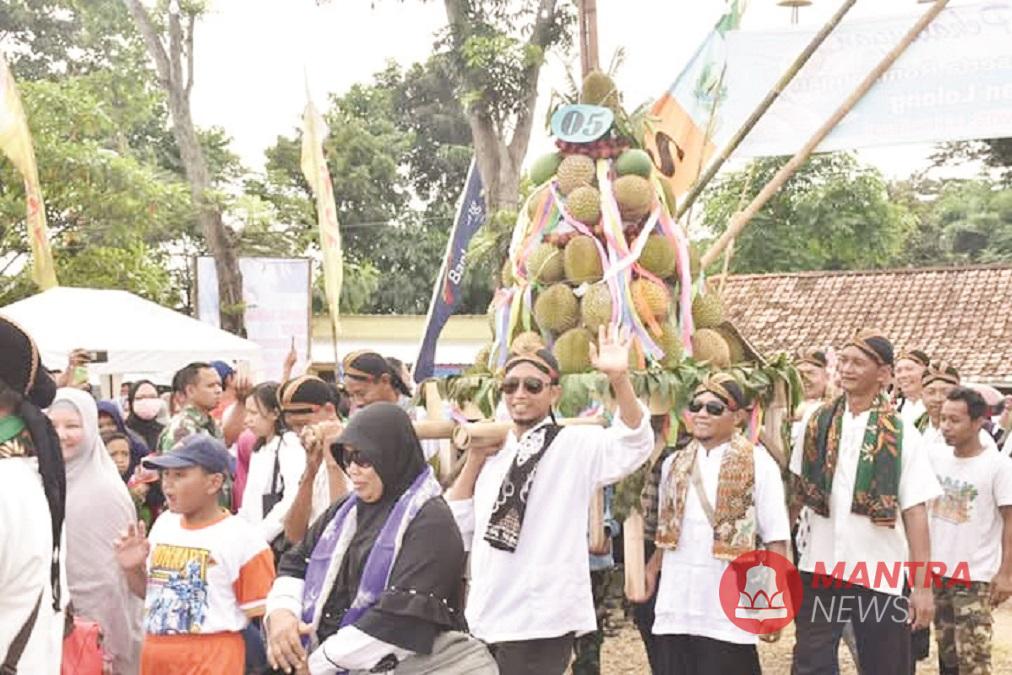Nampak suasana meriah gelaran Festival Durian 2024 di Kabupaten Pekalongan. (Fahri Akbar | Mantranews.id)