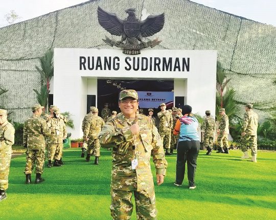Wali Kota Salatiga Robby Hermawan foto di depan Ruang Sudirman yang digunakan dalam pembekalan kepala daerah di Akmil Magelang, Jawa Tengah, baru-baru ini. (DOK. PRIBADI FOR MANTRANEWS.ID)