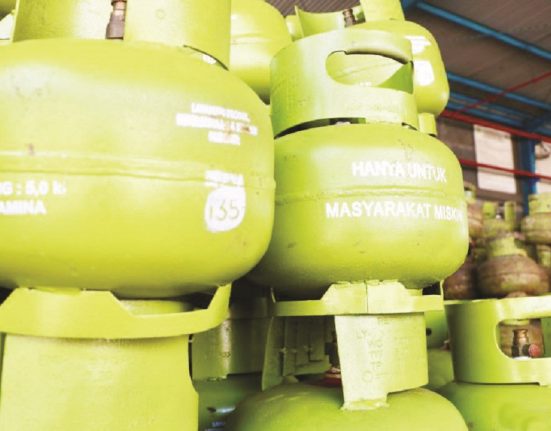 Tumpukan LPG 3 kilogram yang kosong hendak diisi ulang di pangkalan. (Antara | Mantranews.id)