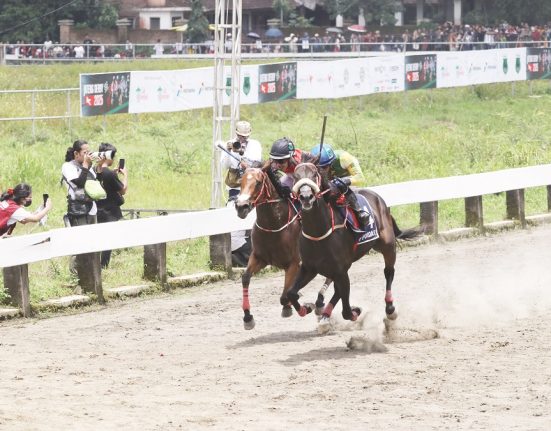 Kuda-kuda bersama jokinya berpacu pada ajang The Race of Rising Stars Jateng Derby 2025 di Gelanggang Pacuan Kuda Tegalwaton, Tengaran, Kabupaten Semarang, Minggu (16/2). (Hesty Imaniar | Mantranews.id)