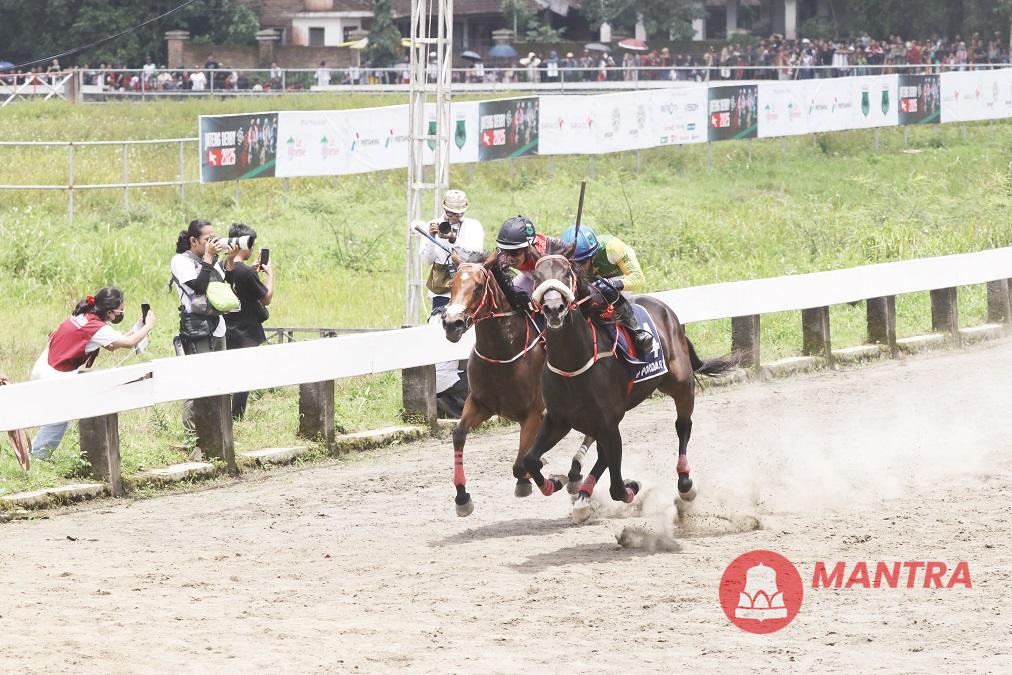 Kuda-kuda bersama jokinya berpacu pada ajang The Race of Rising Stars Jateng Derby 2025 di Gelanggang Pacuan Kuda Tegalwaton, Tengaran, Kabupaten Semarang, Minggu (16/2). (Hesty Imaniar | Mantranews.id)