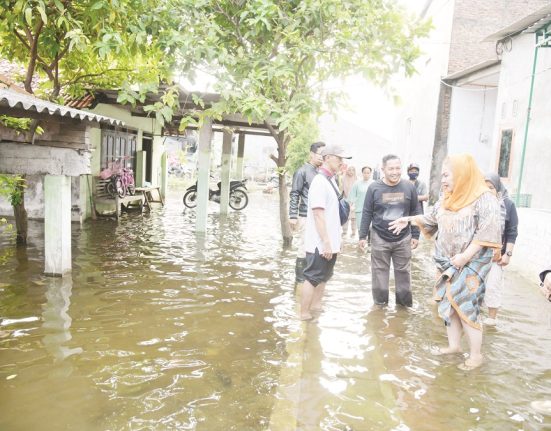 Wali Kota Semarang Hevearita G. Rahayu saat berbincang bersama warga di Kelurahan Terboyo Wetan, Kecamatan Genuk yang terdampak banjir, Minggu (8/2). (Dok. Pemkot Semarang | Mantranews.id)