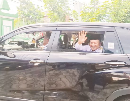 Wakil Bupati Semarang periode 2019-2024 Basari melambaikan tangan pada para jajaran pegawai Pemkab Semarang usai pamitan jelang purna tugas, Rabu (19/2). (Hesty Imaniar | Mantranews.id)
