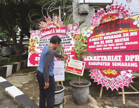 Seorang warga tengah melihat-lihat pot-pot berisi bibit tanaman sebagai bentuk ucapan selamat atas dilantiknya Bupati-Wakil Bupati Semarang Ngesti Nugraha-Nur Arifah. (Hesty Imaniar | Mantranews.id)