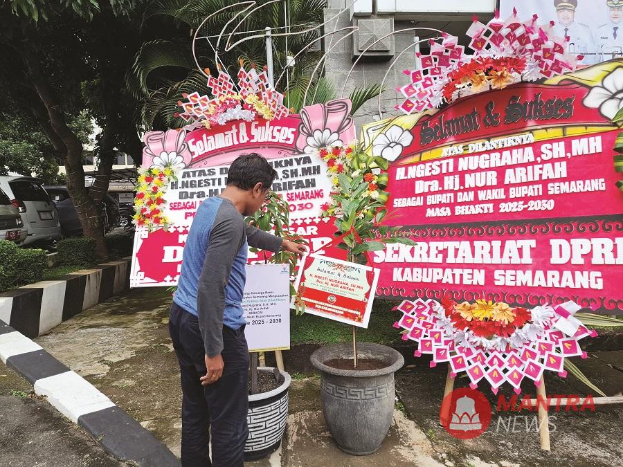 Seorang warga tengah melihat-lihat pot-pot berisi bibit tanaman sebagai bentuk ucapan selamat atas dilantiknya Bupati-Wakil Bupati Semarang Ngesti Nugraha-Nur Arifah. (Hesty Imaniar | Mantranews.id)