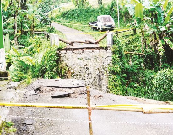 Jembatan penghubung wilayah Kelurahan Kecandran, Kecamatan Sidomukti dengan wilayah Sidorejo Lor, Kecamatan Sidorejo, Salatiga ambrol akibat diguyur hujan deras, beberapa waktu lalu. (Angga Rosa | Mantranews.id)