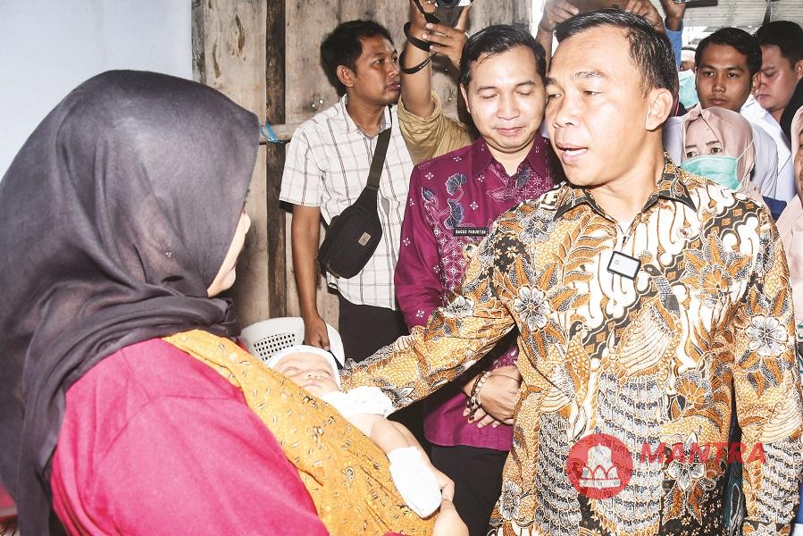 Menteri Kependudukan dan Pembangunan Keluarga Wihaji (kanan) berbincang dengan warga saat memantau simulasi MBG untuk bumi, busui, dan balita non-PAUD di Kota Madiun, Jawa Timur, Rabu (26/2). (Anta | Mantranews.id)