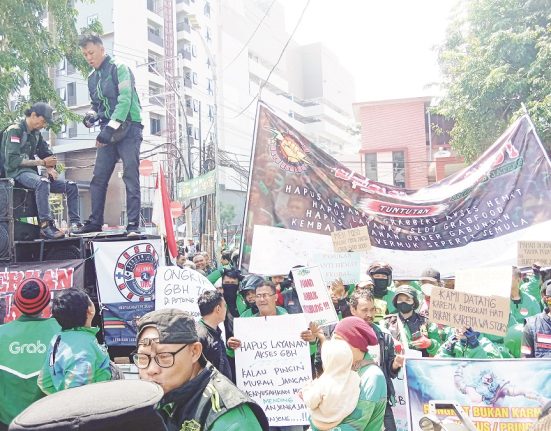 Ratusan driver ojol GRAB Kota Semrang menggeruduk kantor manajemennya untuk meminta sejumlah layanan dihapuskan, Kamis (27/2). (Syahril Muadz | Mantranews.id)