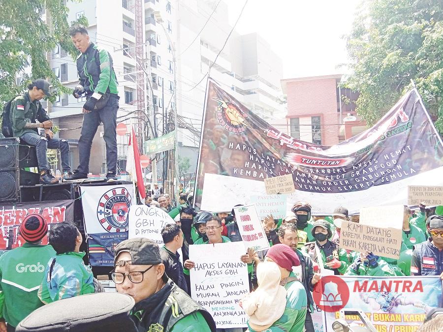Ratusan driver ojol GRAB Kota Semrang menggeruduk kantor manajemennya untuk meminta sejumlah layanan dihapuskan, Kamis (27/2). (Syahril Muadz | Mantranews.id)