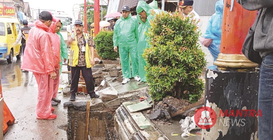 Jajaran Komisi C DPRD Kabupaten Semarang sedang meninjau proyek pengerukan gorong-gorong di jalan Jenderal Sudirman, tepatnya depan Pasar Projo, Kecamatan Ambarawa yang akan dijadikan jalan satu arah, Selasa sore (25/2). (DOK. DPRD Kab. Semarang | Mantranews.id)