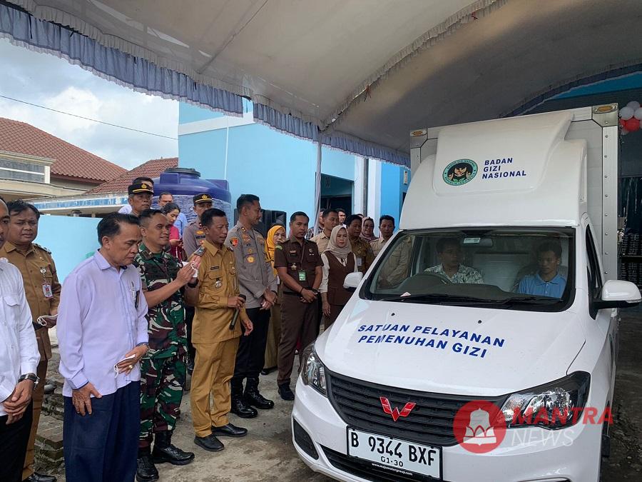 Sekda Demak Akhmad Sugiharto bersama pejabat terkait melepas mobil pengangkut makanan dalam program MBG untuk didistribusikan ke sejumlah sekolah, Senin (24/2). (M. Burhanuddin | Mantranews.id)