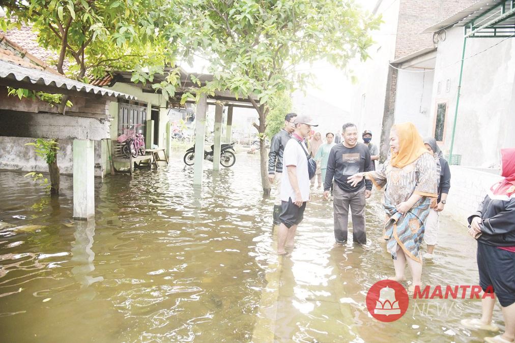 Wali Kota Semarang Hevearita G. Rahayu saat berbincang bersama warga di Kelurahan Terboyo Wetan, Kecamatan Genuk yang terdampak banjir, Minggu (8/2). (Dok. Pemkot Semarang | Mantranews.id)