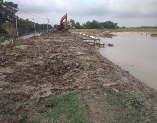 Alat berat dioperasikan untuk merapikan bekas tanggul jebol di Sungai Tuntang, Kecamatan Kebonagung, Kabupaten Demak, Senin (10/2). (M. Burhanuddin | Mantranews.id)