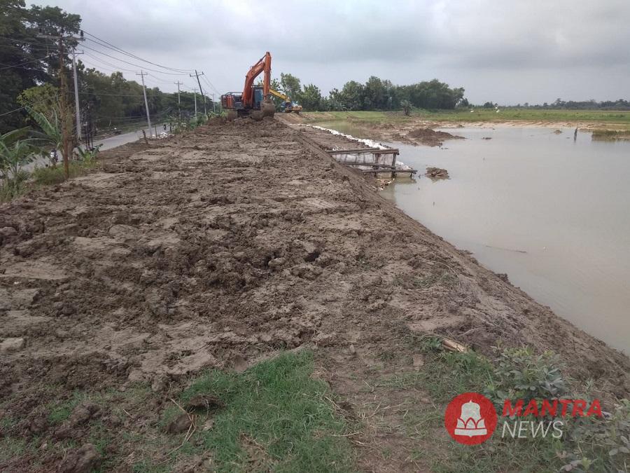 Alat berat dioperasikan untuk merapikan bekas tanggul jebol di Sungai Tuntang, Kecamatan Kebonagung, Kabupaten Demak, Senin (10/2). (M. Burhanuddin | Mantranews.id)