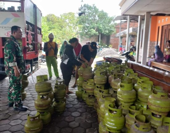 Truk pengangkut sedang menyalurkan LPG 3 kg di salah satu pangkalan di Kabupaten Demak. (M. Burhanuddin A. | Mantranews.id)