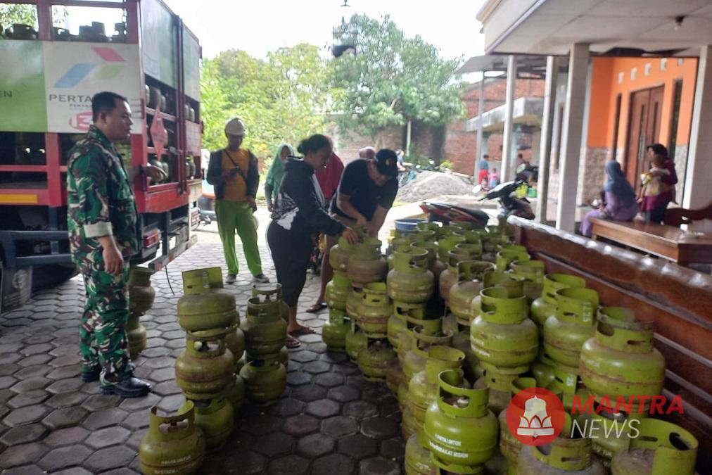 Truk pengangkut sedang menyalurkan LPG 3 kg di salah satu pangkalan di Kabupaten Demak. (M. Burhanuddin A. | Mantranews.id)