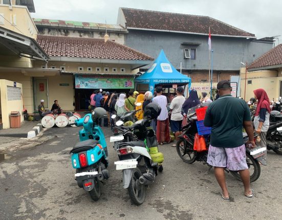 Warga mengantre sambil membawa tabung LPG 3 kg di SPBU Bogorame, Kecamatan Demak, Kabupaten Demak, Senin (17/2). (M. Burhanuddin A. | Mantranews.id)