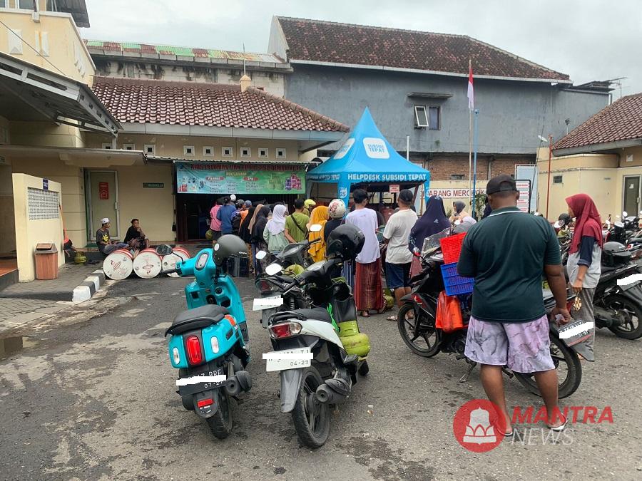 Warga mengantre sambil membawa tabung LPG 3 kg di SPBU Bogorame, Kecamatan Demak, Kabupaten Demak, Senin (17/2). (M. Burhanuddin A. | Mantranews.id)