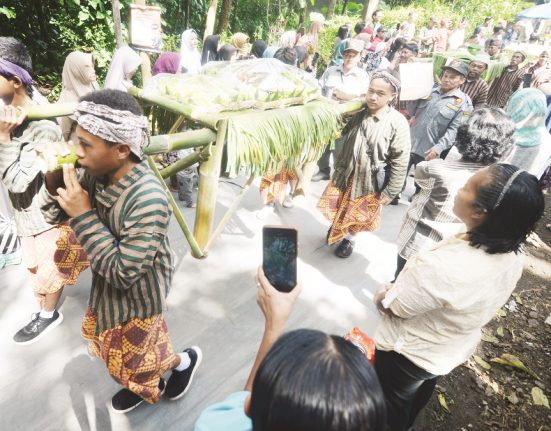 Sejumlah warga Tegalrejo, Kecamatan Argomulyo, Kota Salatiga mengarak tumpeng menuju Makam Shufi, Tegalrejo, belum lama ini. (Ant | Mantranews.id)
