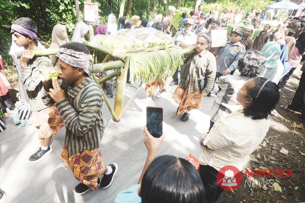 Sejumlah warga Tegalrejo, Kecamatan Argomulyo, Kota Salatiga mengarak tumpeng menuju Makam Shufi, Tegalrejo, belum lama ini. (Ant | Mantranews.id)