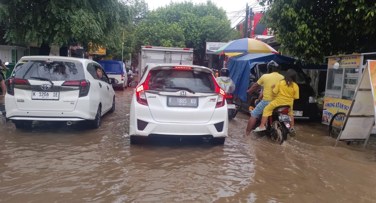 Jalan Supriyadi Pati Terendam Banjir