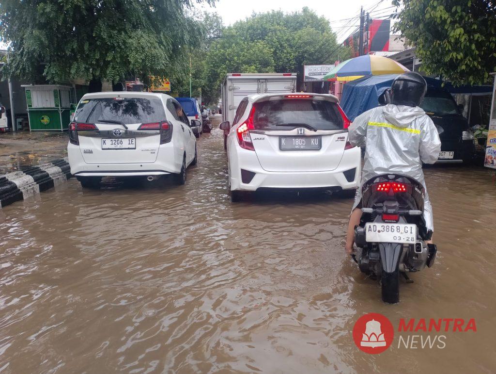 Jalan Supriyadi Pati Terendam Banjir