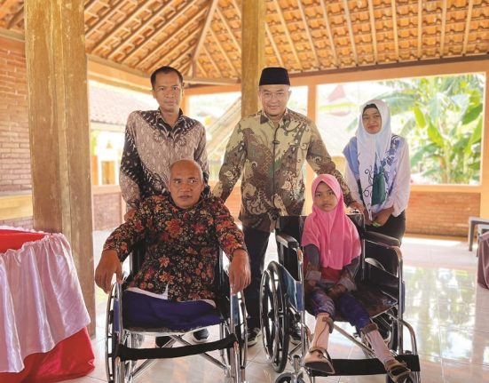 Dua orang warga disabilitas dari Kabupaten Semarang menerima bantuan kursi roda dari pemerintah, didampingi oleh anggota Komisi VIII DPR RI, Wisnu Wijaya bersama Balai Antasena Kementerian Sosial (Kemensos), Senin (18/12/2024). (Hesty Imaniar | Mantranews.id)
