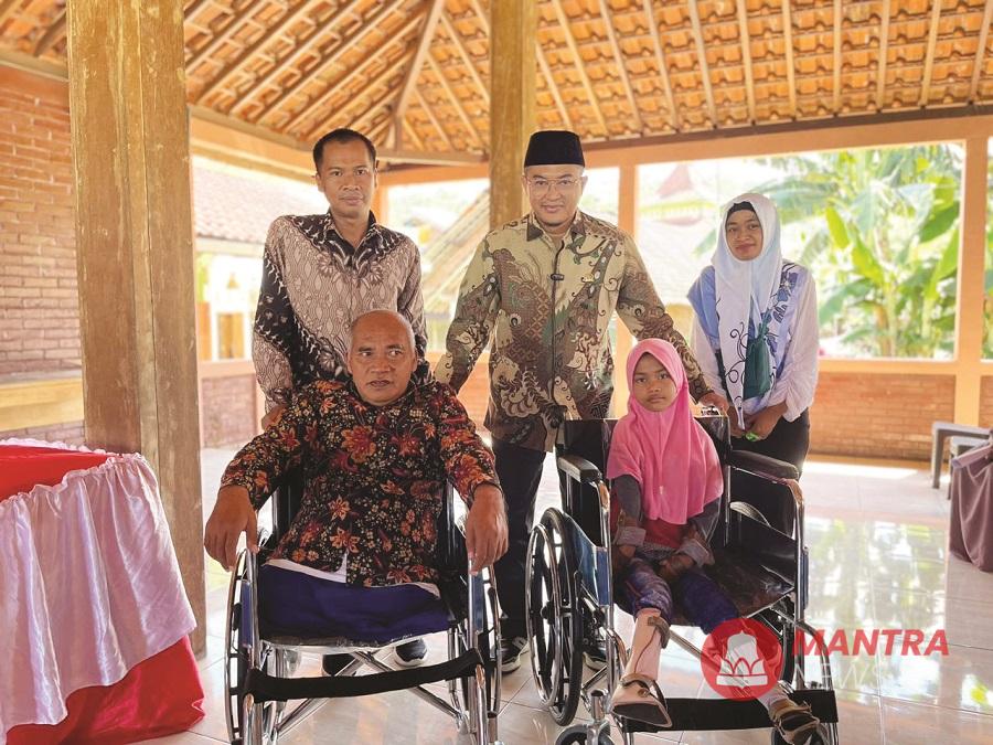 Dua orang warga disabilitas dari Kabupaten Semarang menerima bantuan kursi roda dari pemerintah, didampingi oleh anggota Komisi VIII DPR RI, Wisnu Wijaya bersama Balai Antasena Kementerian Sosial (Kemensos), Senin (18/12/2024). (Hesty Imaniar | Mantranews.id)