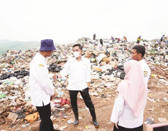 Wakil Bupati Kendal, Benny Karnadi didampingi Kepala DLH Kendal saat melaksanakan kunjungan di TPA Darupono Kendal, belum lama ini. (DOK. Prokopim for Mantranews.id)
