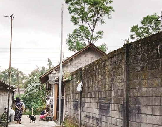 Salah satu tiang PJU-TS yang terpasang tanpa lampu di daerah Dukuh, Sidomukti, Salatiga, belum lama ini. (Angga Rosa | Mantranews.id)