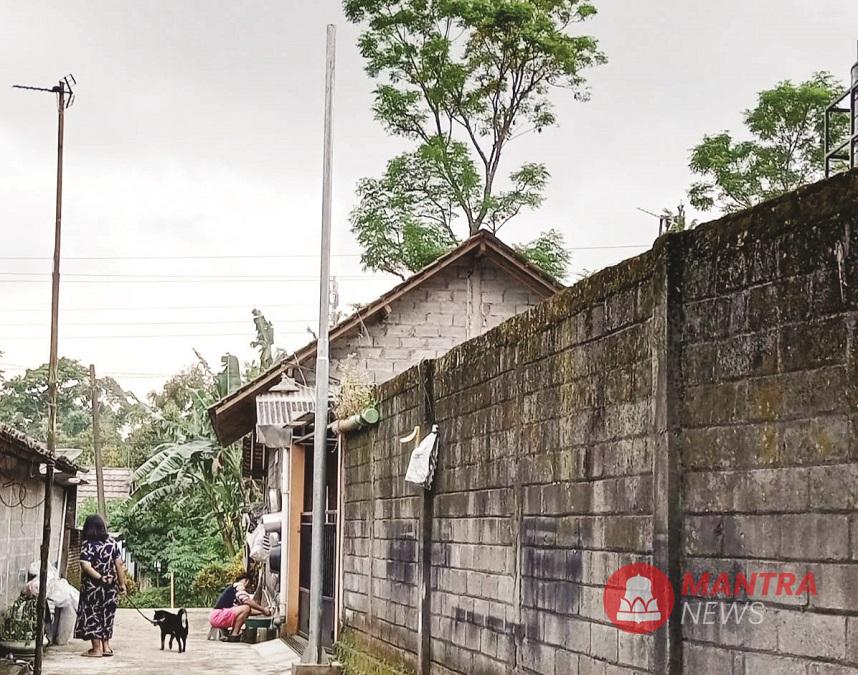 Salah satu tiang PJU-TS yang terpasang tanpa lampu di daerah Dukuh, Sidomukti, Salatiga, belum lama ini. (Angga Rosa | Mantranews.id)