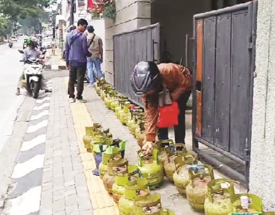 Salah seorang warga sedang mengantrekan LPG 3 kg di salah satu pangkalan di daerah Argomulyo, Kota Salatiga, Kamis (13/2). (Angga Rosa | Mantranews.id)