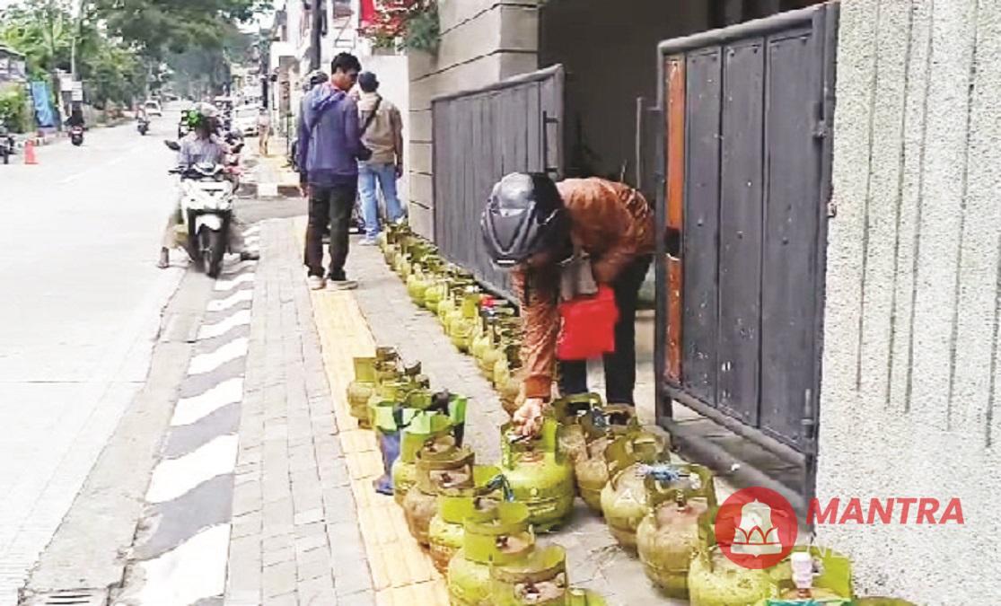 Salah seorang warga sedang mengantrekan LPG 3 kg di salah satu pangkalan di daerah Argomulyo, Kota Salatiga, Kamis (13/2). (Angga Rosa | Mantranews.id)