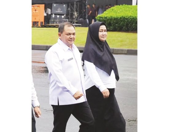 Bupati dan Wakil Bupati Semarang terpilih Ngesti Nugraha dan Nur Arifah hendak mengikuti gladi bersih jelang pelantikan kepala daerah di Monas, Jakarta, Rabu (19/2). (Hesty Imaniar | Mantranews.id)