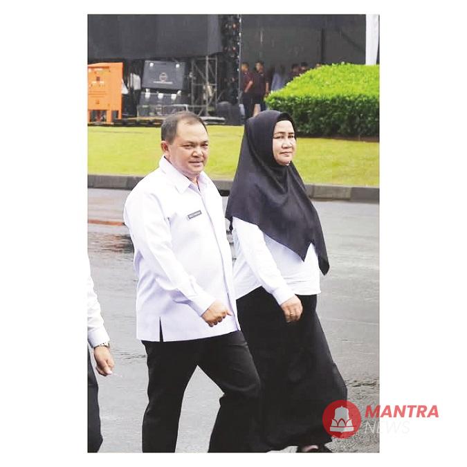Bupati dan Wakil Bupati Semarang terpilih Ngesti Nugraha dan Nur Arifah hendak mengikuti gladi bersih jelang pelantikan kepala daerah di Monas, Jakarta, Rabu (19/2). (Hesty Imaniar | Mantranews.id)
