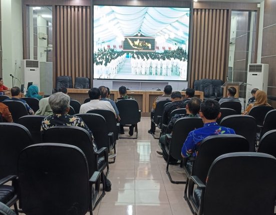 Suasana nonton bareng prosesi pelantikan kepala daerah se-Indonesia, oleh Pemkab Demak bertempat di Gedung Grhadika Bina Praja Demak, Kamis (20/2). (M. Burhanuddin | Mantranews.id)