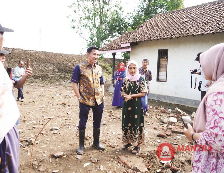 Wakil Bupati Kendal Benny Karnadi saat meninjau lokasi terdampak bencana banjir di Kecamatan Patebon, Kendal, pada Selasa (25/2). (Arvian Maulana | Mantranews.id)