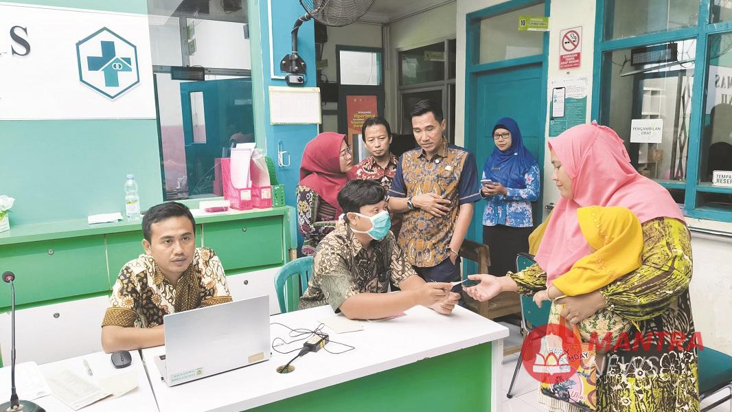 Wakil Bupati Kendal Benny Karnadi didampingi Kepala saat meninjau pelayanan di Puskesmas Patebon II di Kecamatan Patebon, Kabupaten Kendal, belum lama ini. (Arvian Maulana | Mantranews.id)